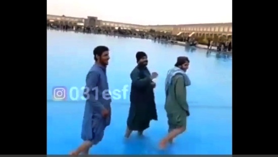 آب‌بازی طالبان در میدان نقش جهان اصفهان!