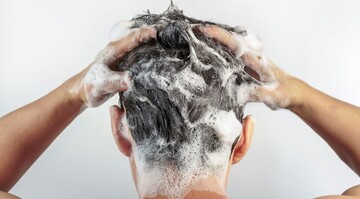 موهای چرب را با صابون بشوییم یا شامپو؟