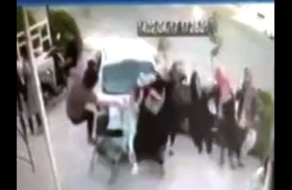 ویدیو/لحظه برخورد خودرو با عابران پیاده