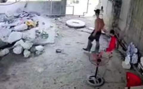 ویدیو/ برق گرفتگی شدید کودک بازیگوش