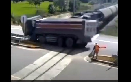 ببینید / لحظه برخورد قطار با کامیون!