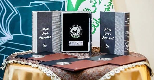 یک شاعر و منتقد خوزستانی نامزد دریافت جایزه شد