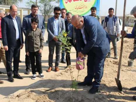 نیشکری‌ها با کاشت نهال به استقبال بهار رفتند