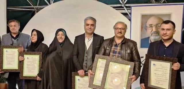 جایزه استاد تقی ابتکار در دستان دو استاد خوزستانی