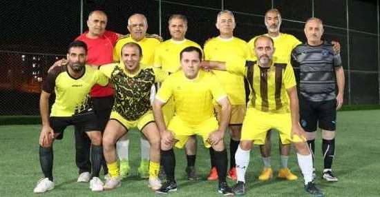 تیم فوتبال شهیدان داود محمدی در مسجدسلیمان قهرمان شد