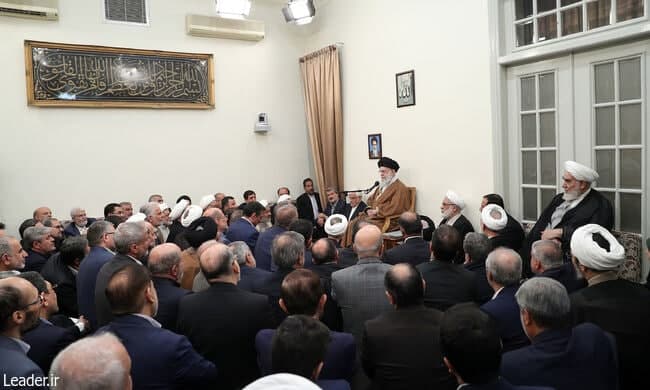 رهبر انقلاب: مسایل کشور را به گفت‌وگوها گره نزنیم