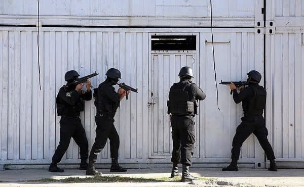  باندهای شرارت و قاچاق اعضای بدن نابود شد  در پی سلسله عملیات‌های گسترده و غافلگیرانه پلیس اطلاعات و امنیت عمومی شهرستان ری، چندین باند سازمان‌یافته در حوزه شرارت، قاچاق اعضای بدن، جعل اسناد و ناامن‌سازی محلات شناسایی و متلاشی شد.  * باندهای قاچاق نابود شد به گزارش حبیب خبر، مأموران عملیات ویژه پلیس اطلاعات و امنیت عمومی شهرستان ری در اجرای تدابیر 