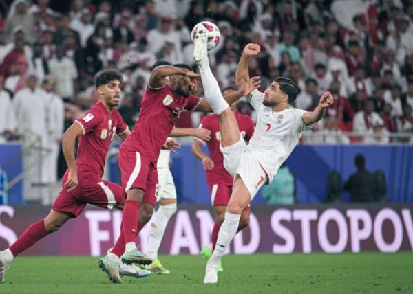 سردار و محبی قطری ها را گلباران کردند سردار و محبی قطری ها را گلباران کردند