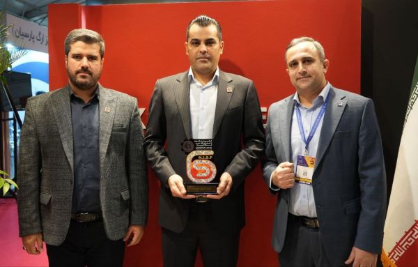 تندیس انجمن فولاد ایران در دستان فولاد مردان اکسین تندیس انجمن فولاد ایران در دستان فولاد مردان اکسین