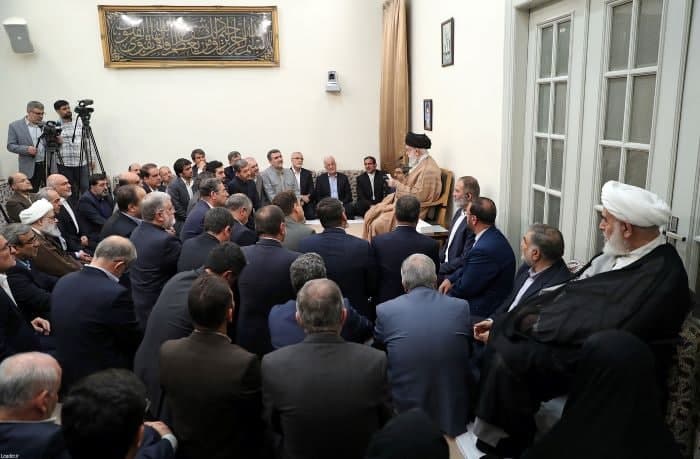  رهبر انقلاب اسلامی: باید به استانداران اختیار داده شود