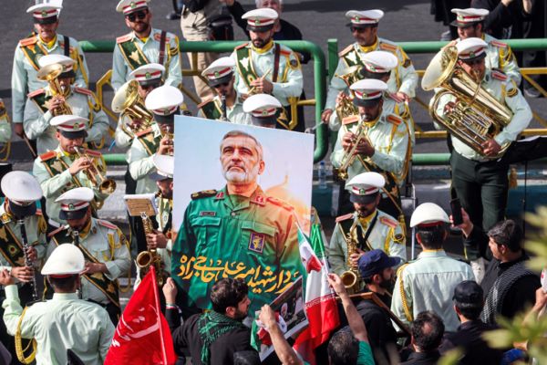 همراهی کارگزاران با مردم در تشییع «شهیدان اقتدار ملی»