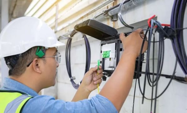 نقدها سرِ فیبر نوری است، ولی ریشه در سیم‌کشی ذهن‌ها دارد!