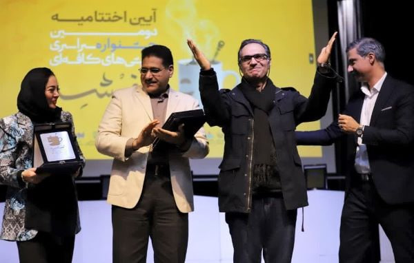 آبادان زیر باران، روی صحنه کافه‌ها