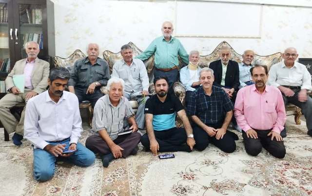 شماری از اعضای انجمن شعر خروش کارون اهواز شماری از اعضای انجمن شعر خروش کارون اهواز