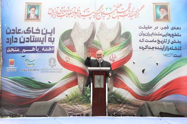 به حول و قوه الهی از این پیچ تاریخی عبور خواهیم کرد