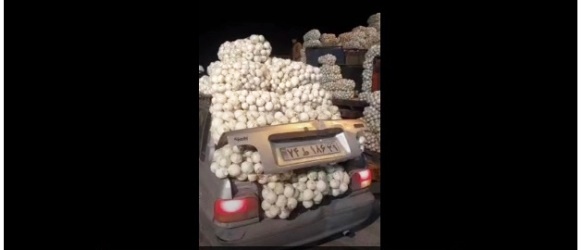 بار زدن چندین بسته پیاز توسط خودرو پراید