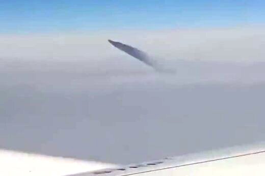 ببینید/ بهت مسافران هواپیما از شی عجیب در آسمان
