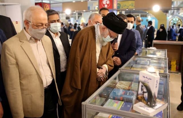بازدید رهبر انقلاب اسلامی از نمایشگاه کتاب